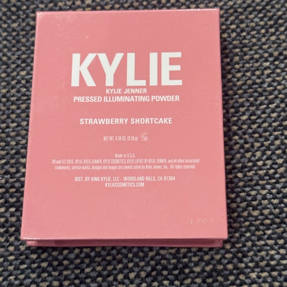 Kylie Cosmetics Pink Highlighter Compact with Built-in Mirror - Picture 5 of 6